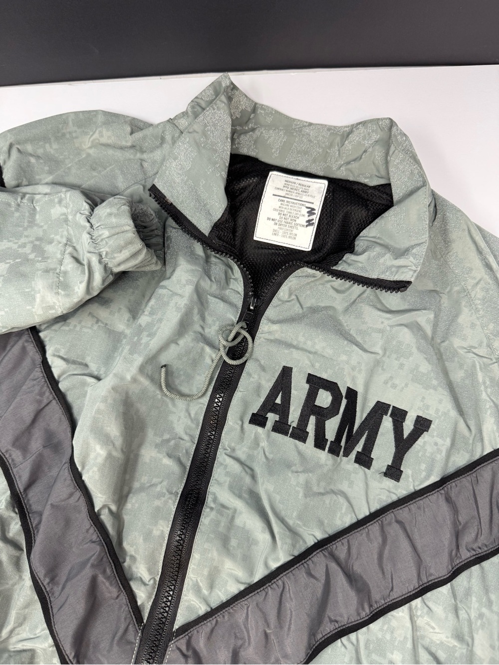 UNICOR Army IPFU PT Windbreaker Jacket Gray Reflective Size Medium Regular  I3